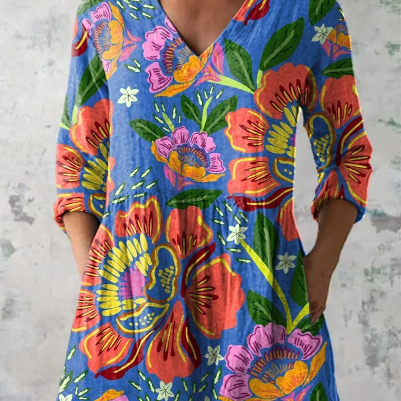 Abigail | Tropisches Blumen-Shirt mit V-Ausschnitt
