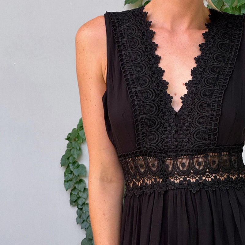 Elegantes Spitzenkleid mit schmeichelhaftem V-Ausschnitt