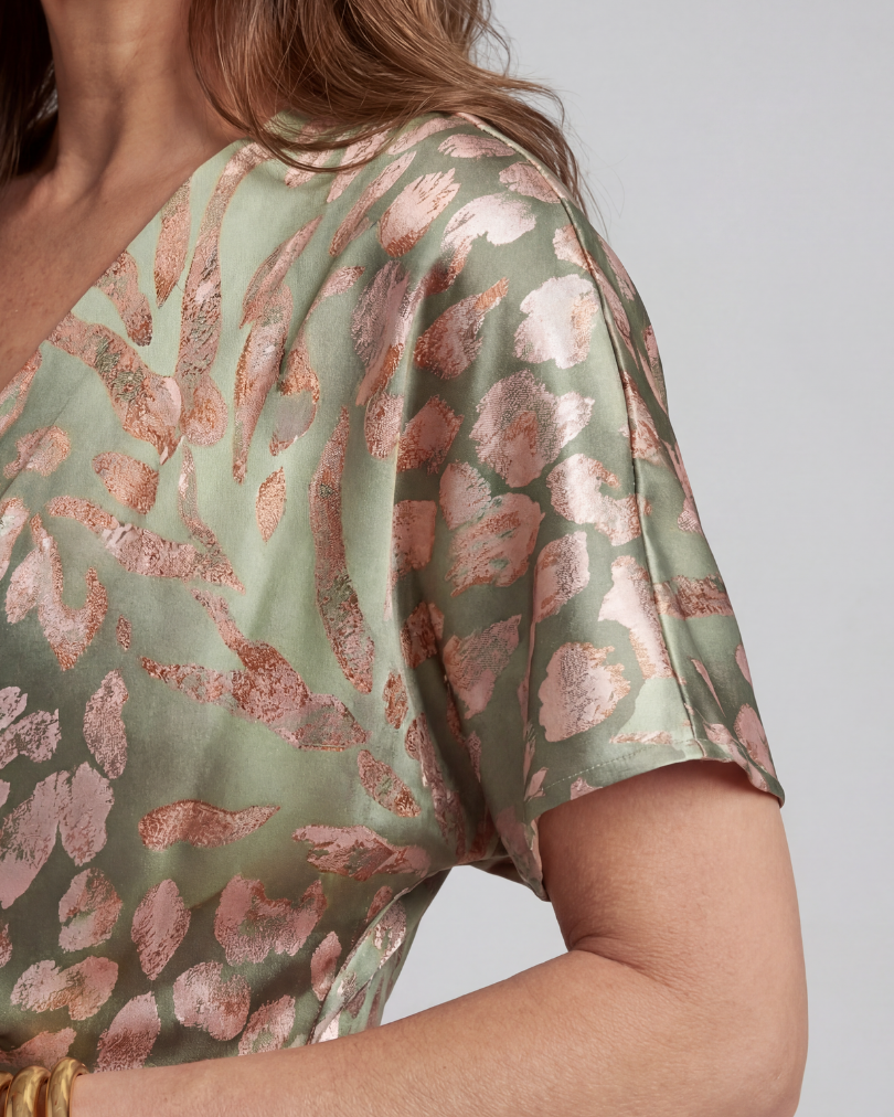 Abstraktes Print-Midikleid mit V-Ausschnitt und verdrehter Taille - - - DUUWE