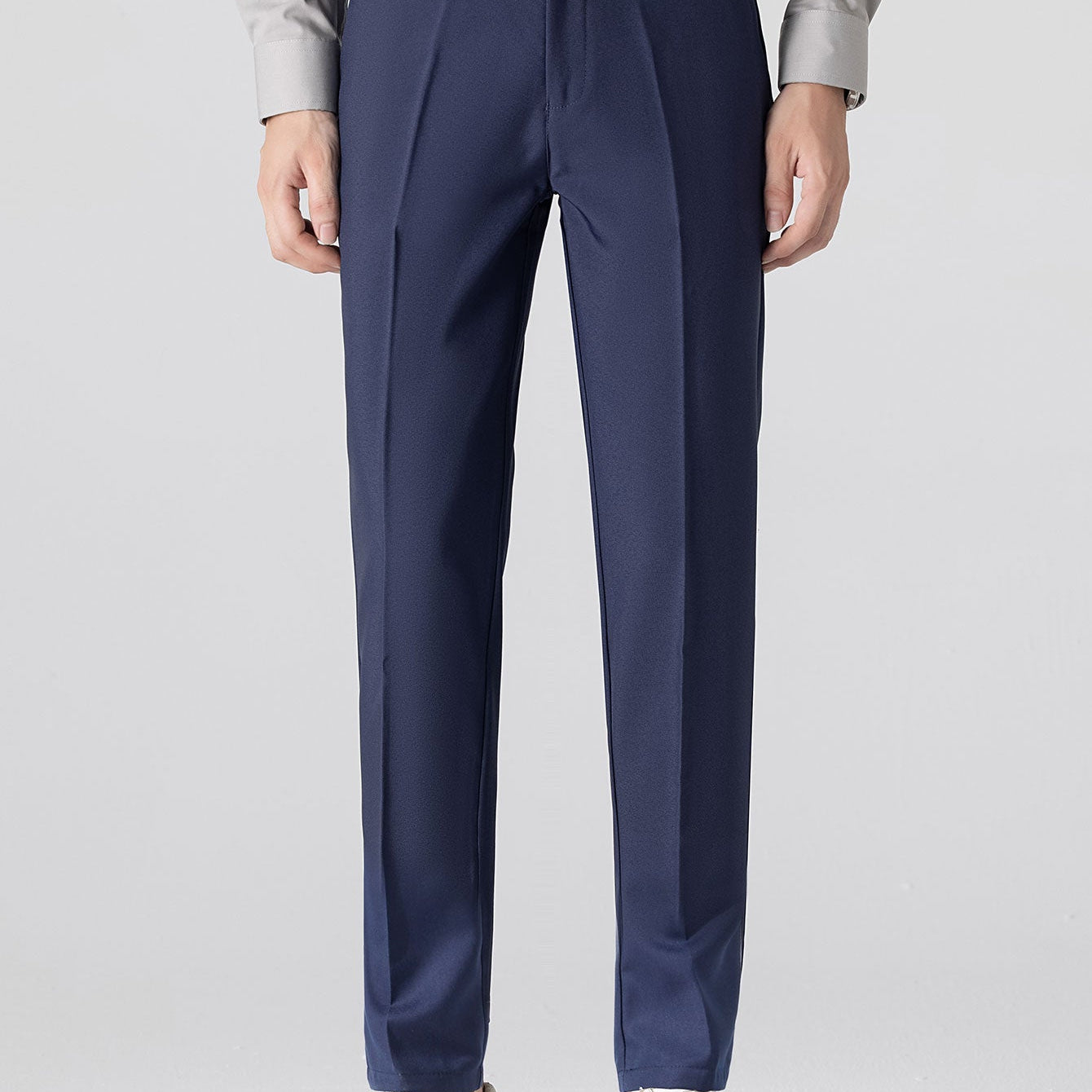 Schlanke Slim-Fit-Hose mit konisch zulaufendem Bein für einen modernen, geradlinigen Look