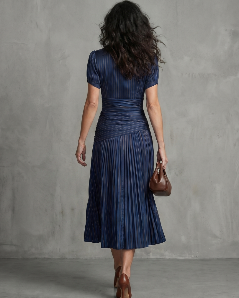 Theodora | Gestreiftes Midikleid mit plissierter Taille - - - DUUWE