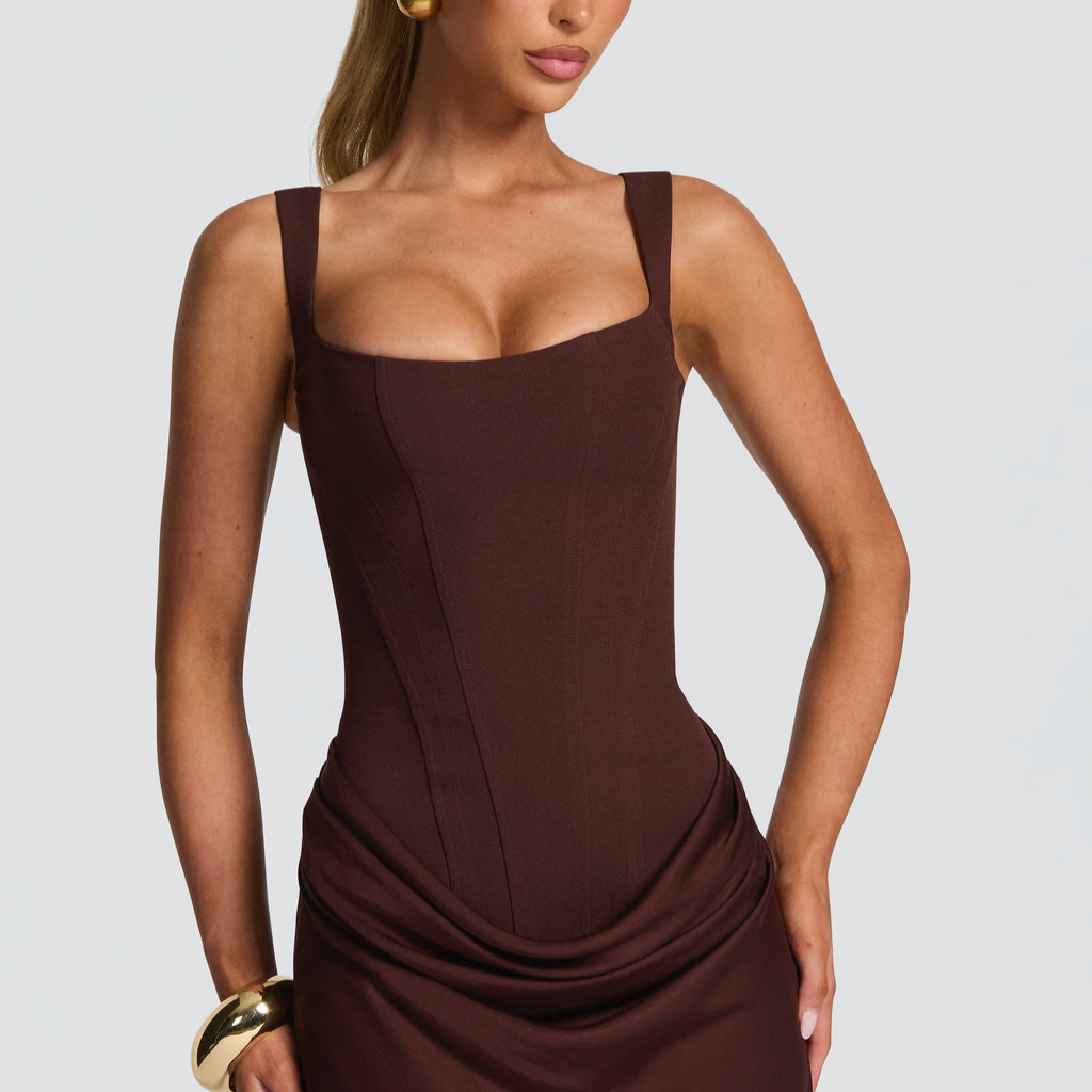 Hourglass Maxi Kleid — Skulpturierte Silhouette, Müheloser Stil - Mokka - Maxi Dress - Concept Fashionlab