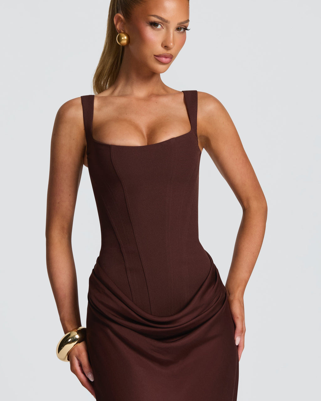 Hourglass Maxi Kleid — Skulpturierte Silhouette, Müheloser Stil - Mokka - Maxi Dress - Concept Fashionlab