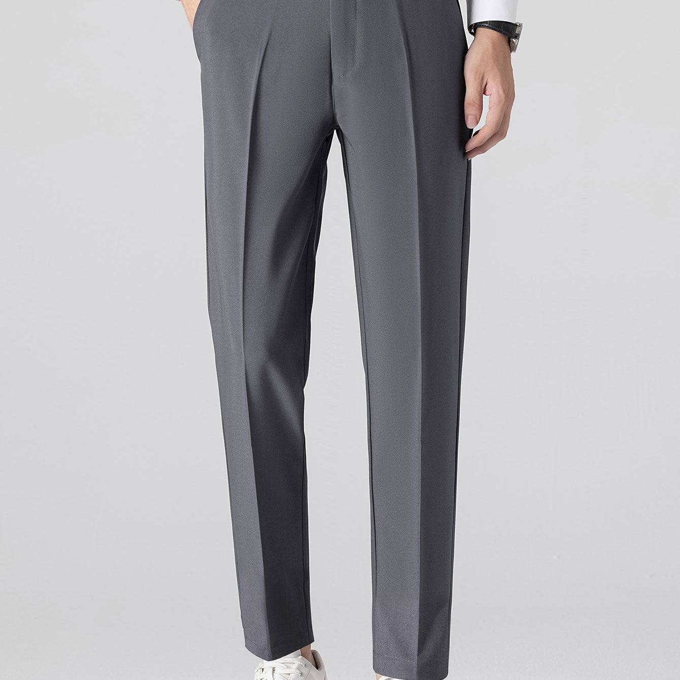 Schlanke Slim-Fit-Hose mit konisch zulaufendem Bein für einen modernen, geradlinigen Look