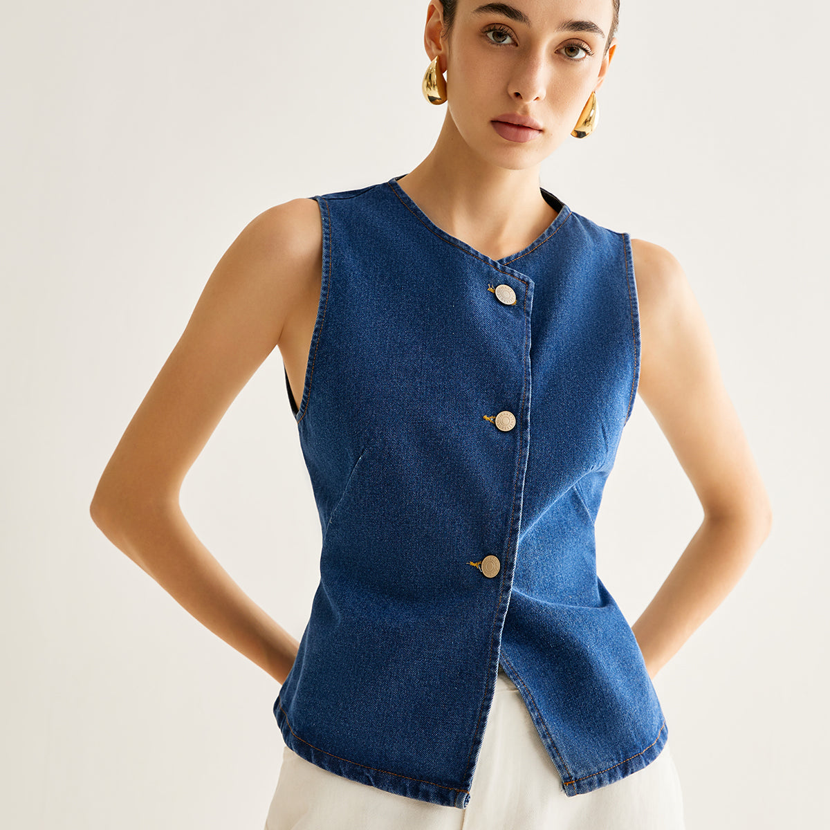 Elara Asymmetrische Denim-Weste mit Knöpfen