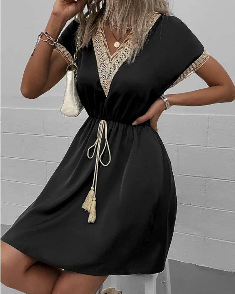 Josephine – Schickes Boho-Kleid mit V-Ausschnitt und schmeichelndem Taillenband - Schwarz - - Cow Clothing