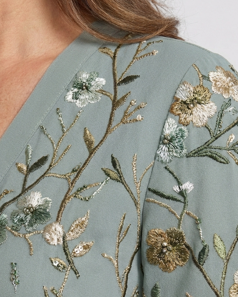 Kurzärmliges Maxikleid mit Blumenmuster und V-Ausschnitt - - - DUUWE