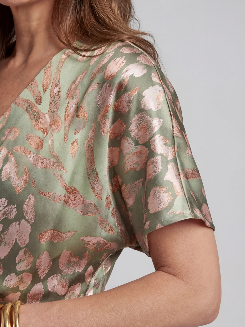 Abstraktes Print-Midikleid mit V-Ausschnitt und verdrehter Taille - - - DUUWE