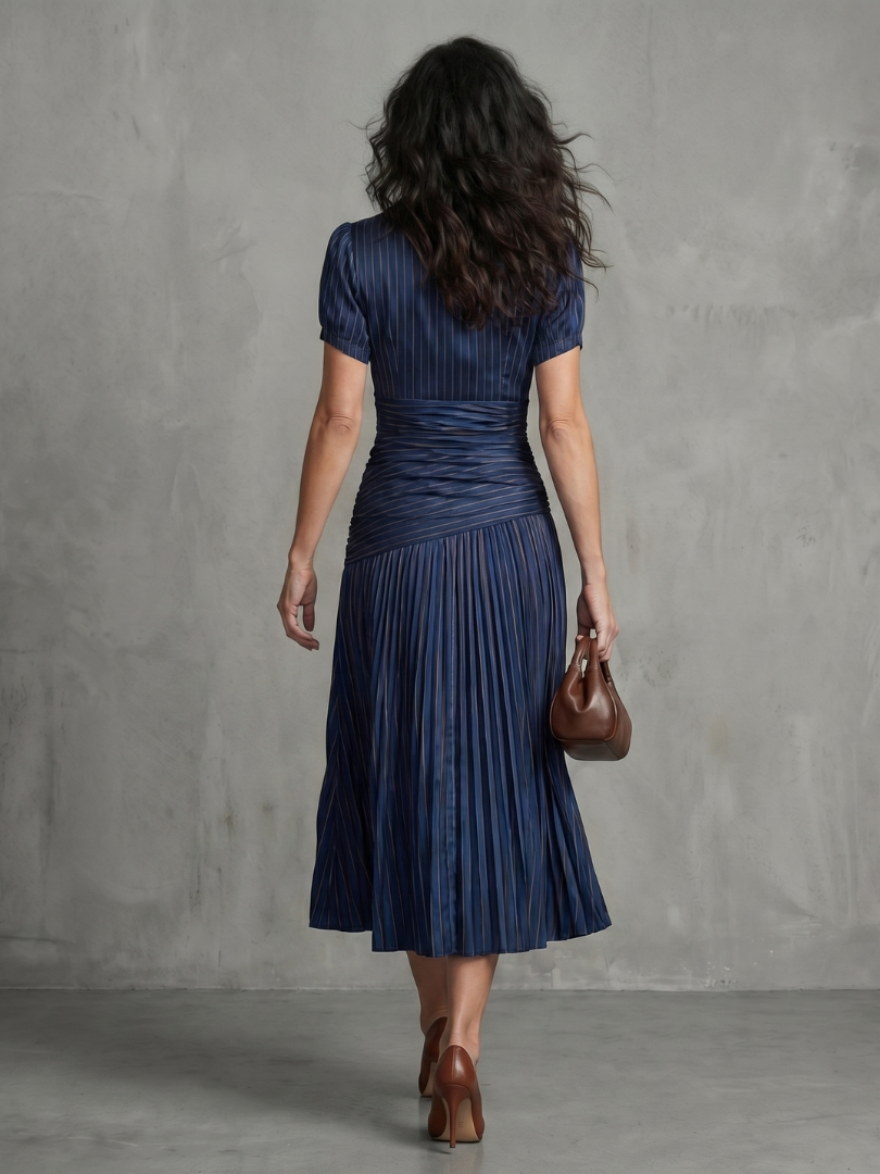 Theodora | Gestreiftes Midikleid mit plissierter Taille - - - DUUWE