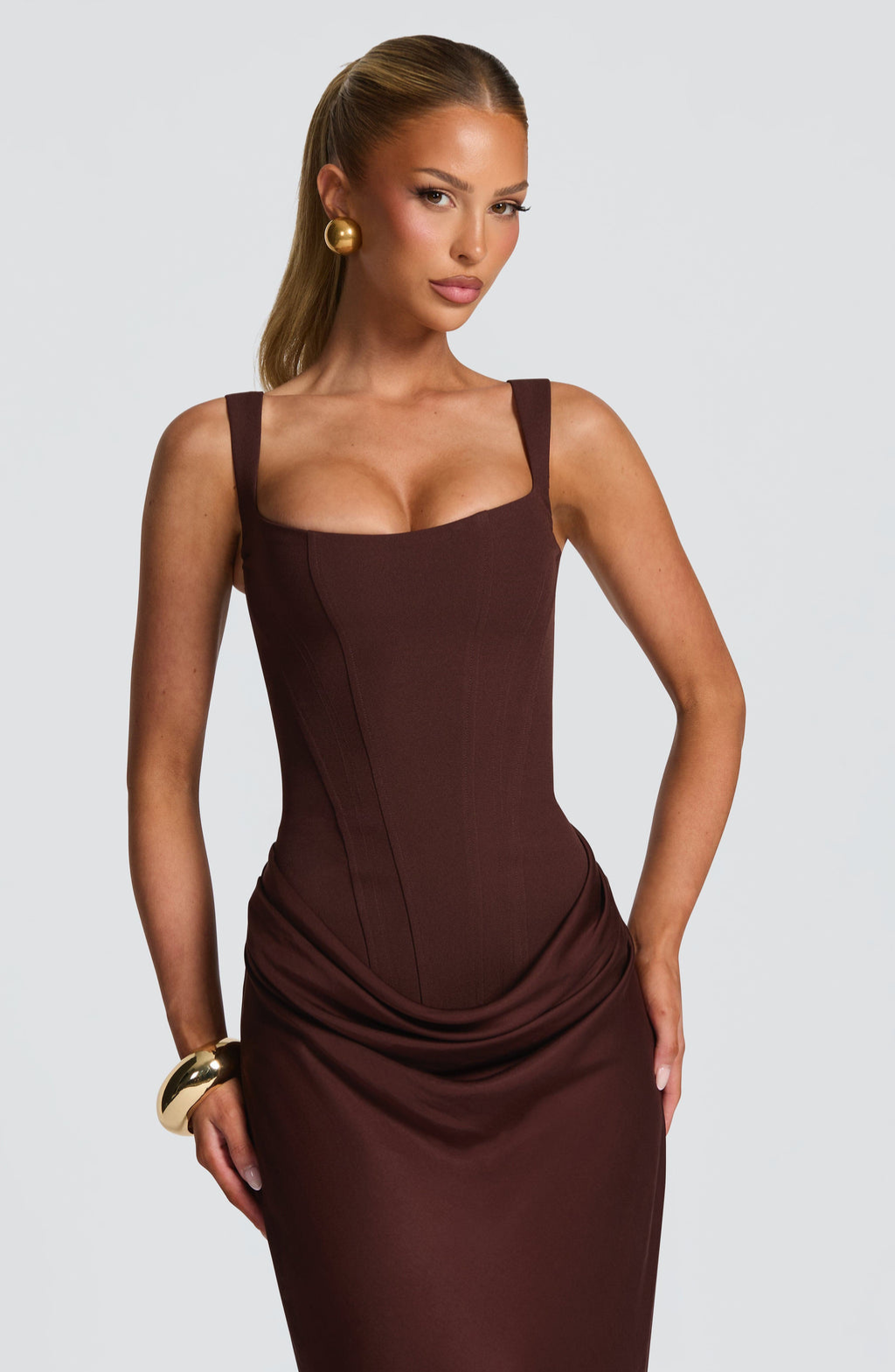 Hourglass Maxi Kleid — Skulpturierte Silhouette, Müheloser Stil - Mokka - Maxi Dress - Concept Fashionlab