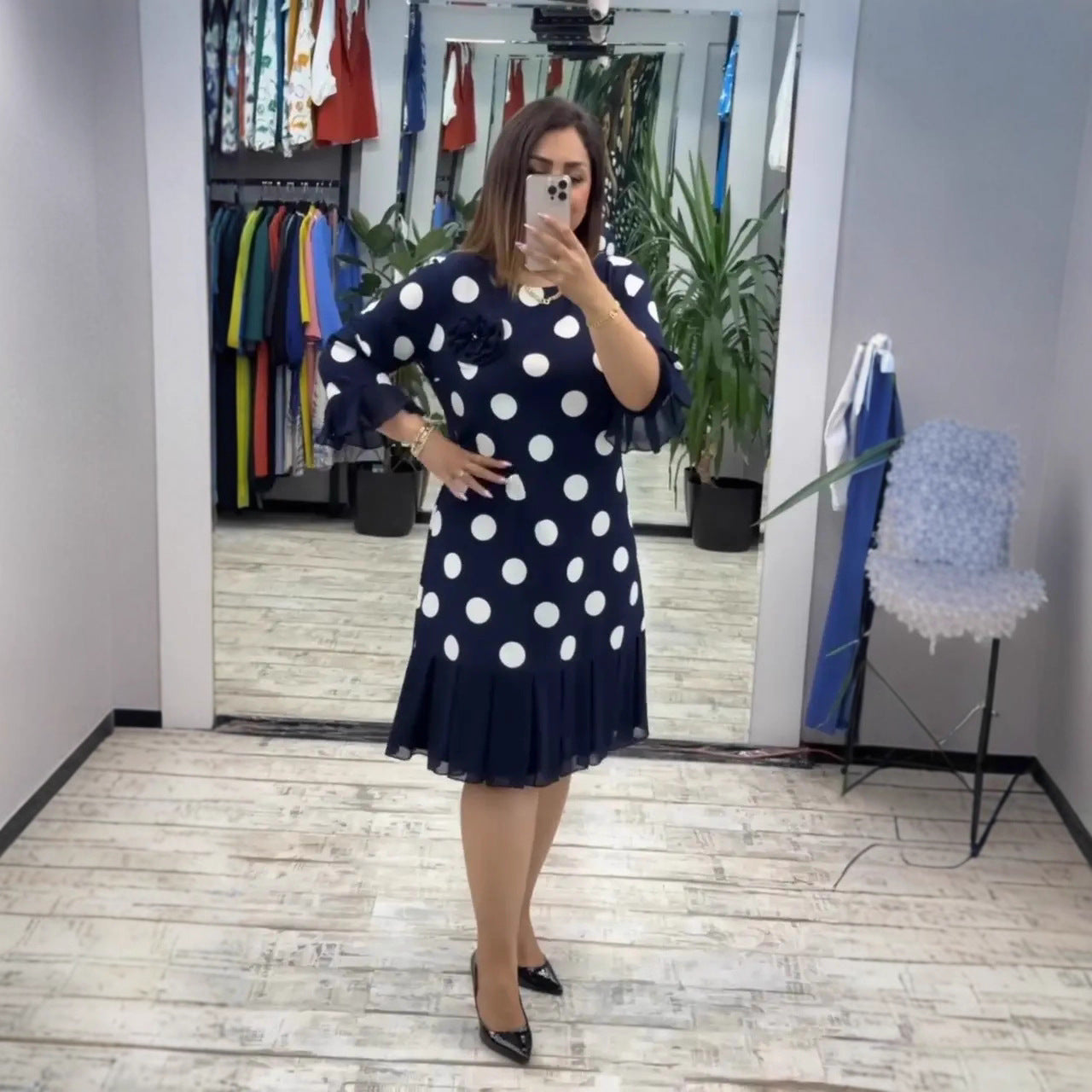 Plissiertes Kleid mit Polka-Dot-Muster – zeitlose Eleganz in jeder Falte