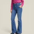 Figurbetonte klassische mittelhohe Flare-Jeans