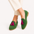 Grüner Loafer mit einer lebhaften fuchsienfarbigen Quaste