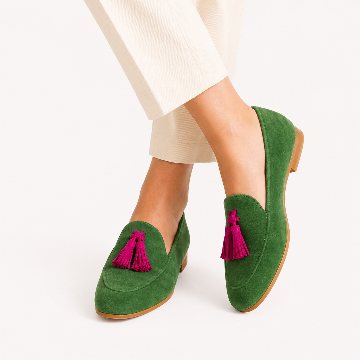 Grüner Loafer mit einer lebhaften fuchsienfarbigen Quaste