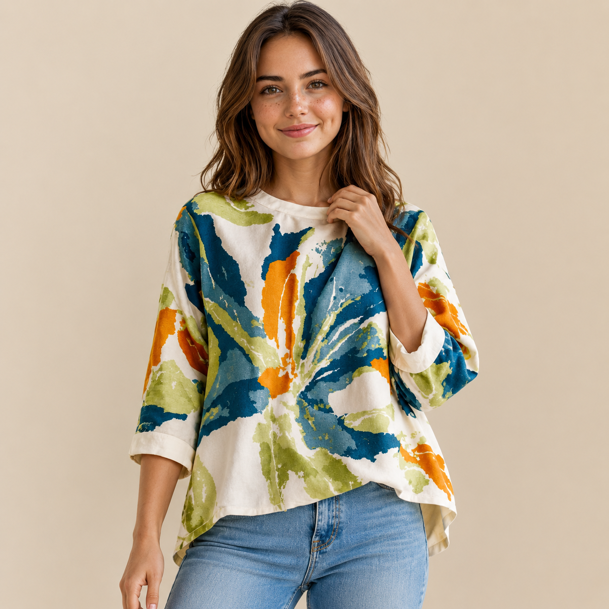 Locker geschnittene Halbarm-Bluse mit Rundhalsausschnitt, abstraktem Blumendruck und Kontrastfarben