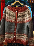 Kuscheliger gestrickter Cardigan mit einem zeitlosen Wintermuster Damen