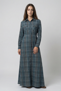 Carisse - Schlankes Kleid mit Kragen im minimalistischen Stil