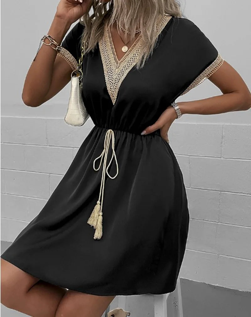 Josephine – Schickes Boho-Kleid mit V-Ausschnitt und schmeichelndem Taillenband - Schwarz - - Cow Clothing