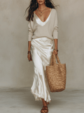 Mühelos elfenbeinfarbenes Strick- und Satin-Midi-Ensemble