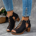 Sandalen mit Gitterabsatz — moderne, texturierte Absätze für