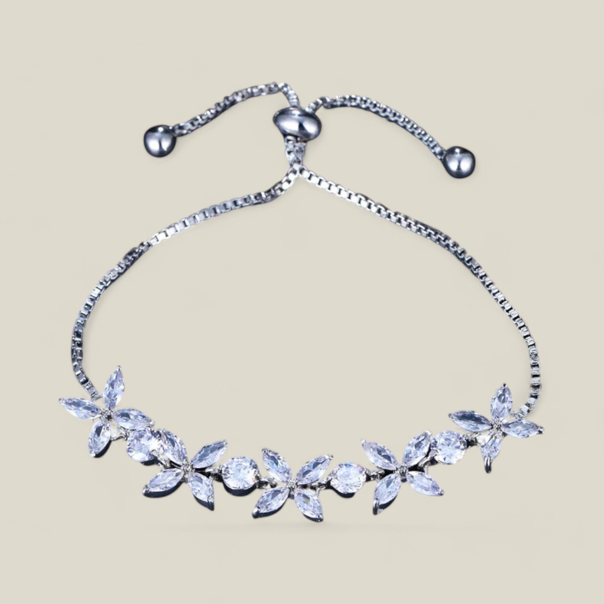 Elegantes Charme-Armband mit Blumendesign aus Zirkonia - Weiß - Elegantes Charme-Armband mit Blumendesign aus Zirkonia - Concept Fashionlab